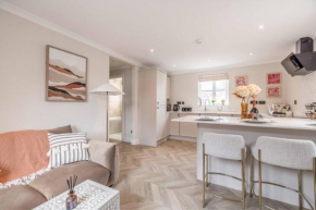 Stylish 2 Bed with Parking, 5 Min Walk to Windsor